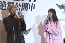 左から手塚とおる、西野七瀬。