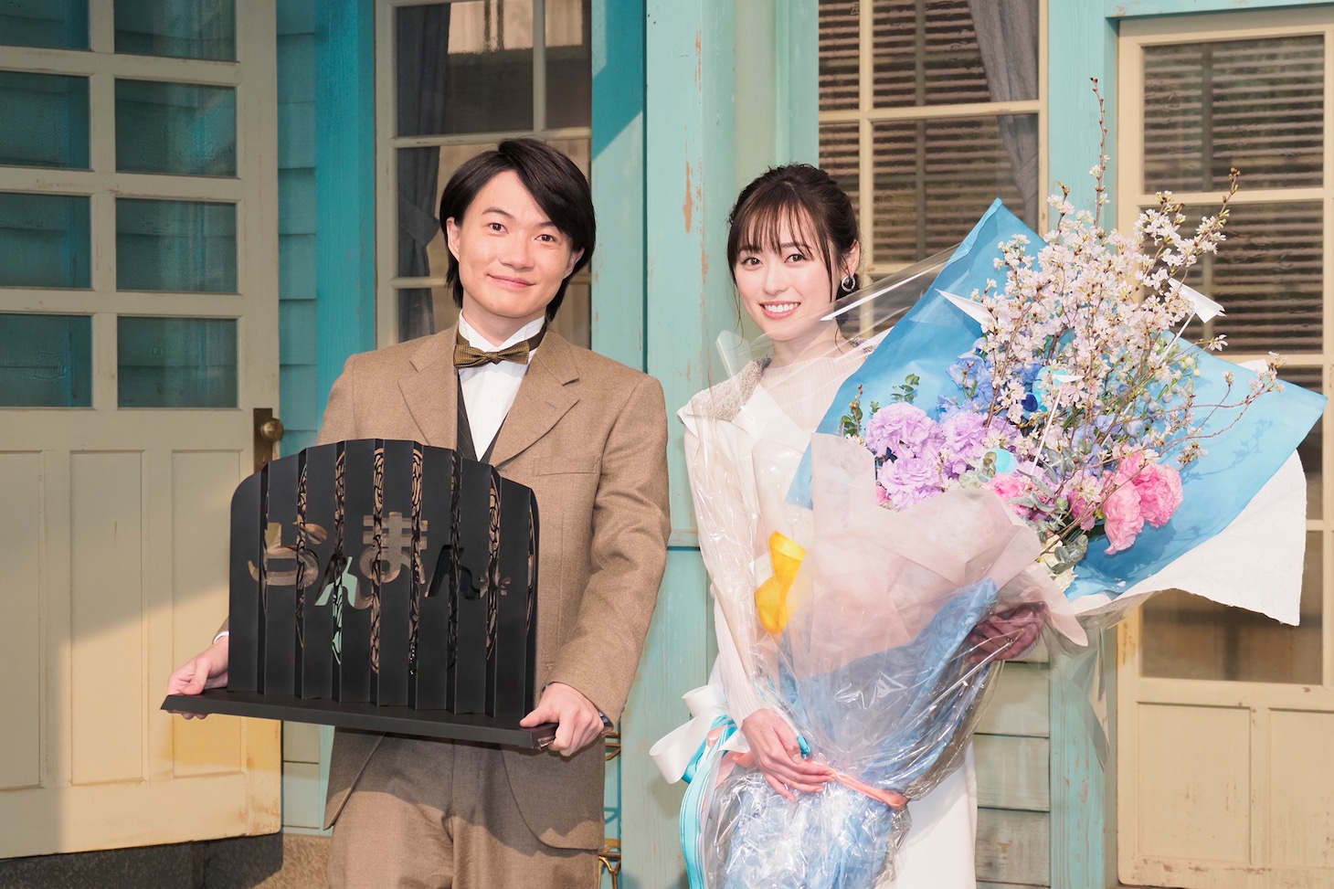 左から神木隆之介、福原遥。