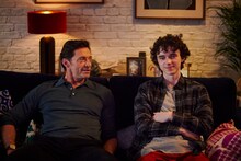 「The Son／息子」より、左からヒュー・ジャックマン、ゼン・マクグラス。