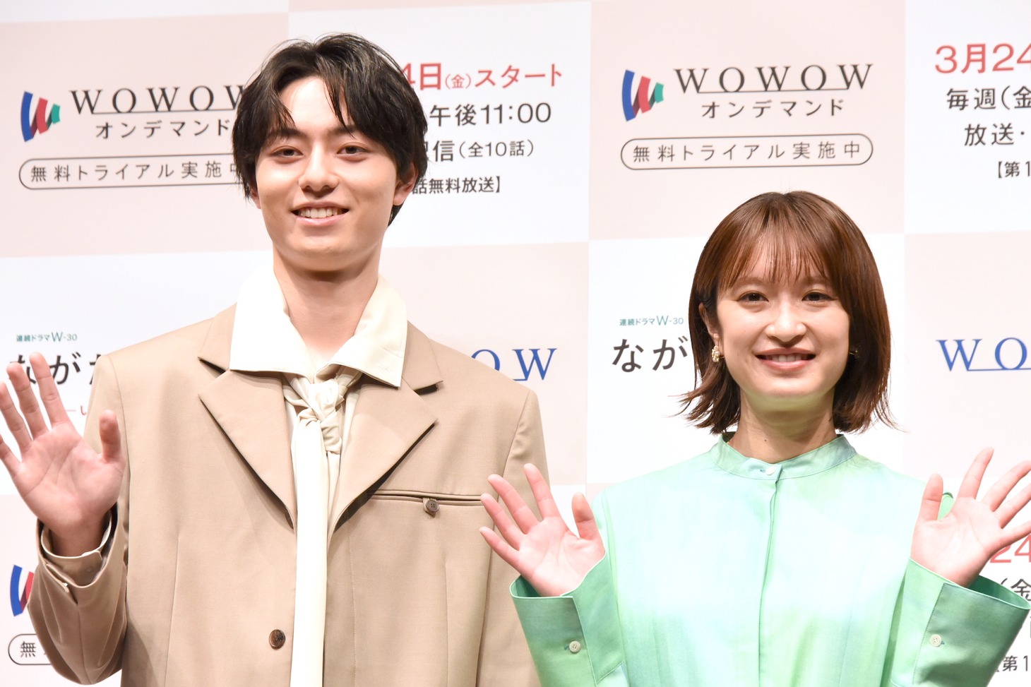 「ながたんと青と -いちかの料理帖-」完成披露試写会の様子。左から作間龍斗、門脇麦。