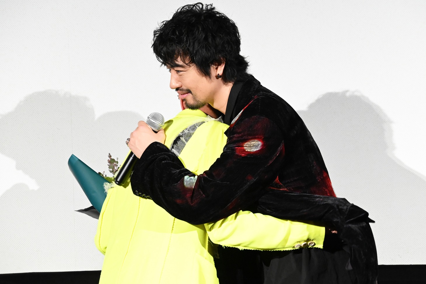 左から竹中直人、斎藤工。