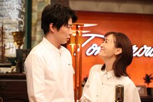 左から田中圭、松本まりか。