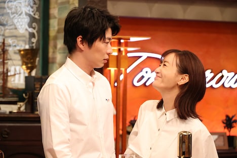 左から田中圭、松本まりか。