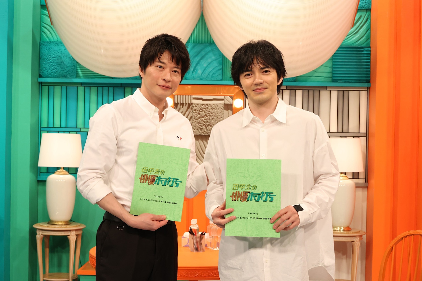 左から田中圭、林遣都。
