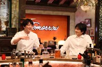 左から田中圭、林遣都。