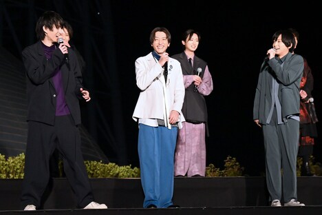 寒さに震える荒牧慶彦（前列右）と、発言にツッコミを入れる和田雅成（前列左）。