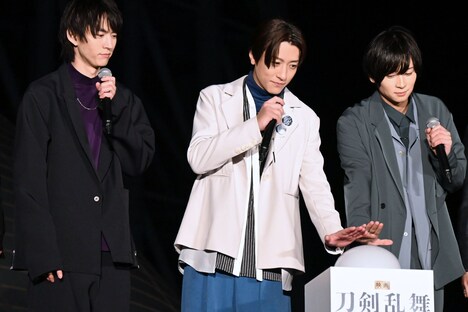 点灯式のスイッチを押す練習をする鈴木拡樹（中央）と荒牧慶彦（右）。