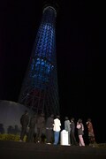東京スカイツリーのライトアップを眺める登壇者たち。