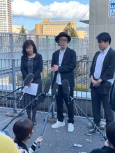 3代目館主・樋口智巳（左）とリリー・フランキー（中央）。