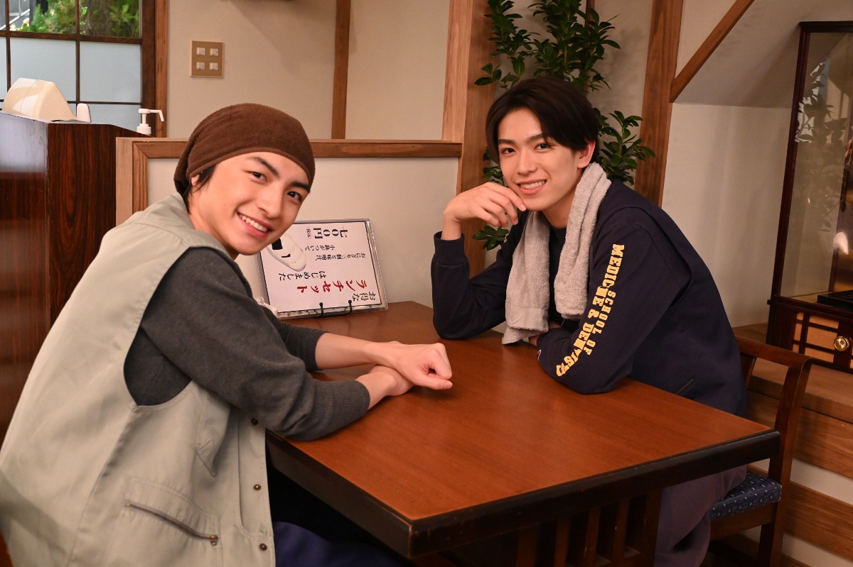 左から川崎皇輝、深田竜生。