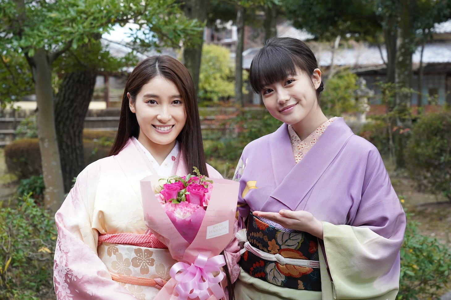 左から土屋太鳳、今田美桜。