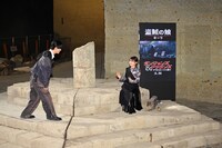 左から武内駿輔、逢田梨香子。