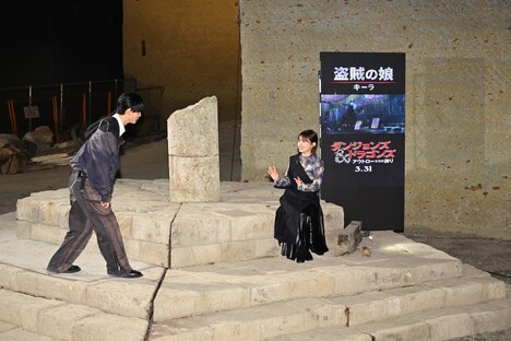 左から武内駿輔、逢田梨香子。