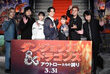 「ダンジョンズ＆ドラゴンズ／アウトローたちの誇り」イベントの様子。左からSKY-HI、中村悠一、南沙良、武内駿輔、逢田梨香子、木村昴、森川智之。