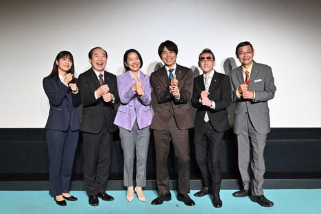 ペッパーミルパフォーマンスをする（左から）深川麻衣、中村梅雀、羽田美智子、井ノ原快彦、吹越満、田口浩正。