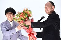 「雑魚どもよ、大志を抱け！」公開初日舞台挨拶にて、足立紳（右）からグロリオサの花束をもらった池川侑希弥（左）。花言葉は「頑強・栄光」。