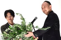足立紳（右）からコデマリの花束をもらった田代輝（左）。花言葉は「優雅・上品・友情」。