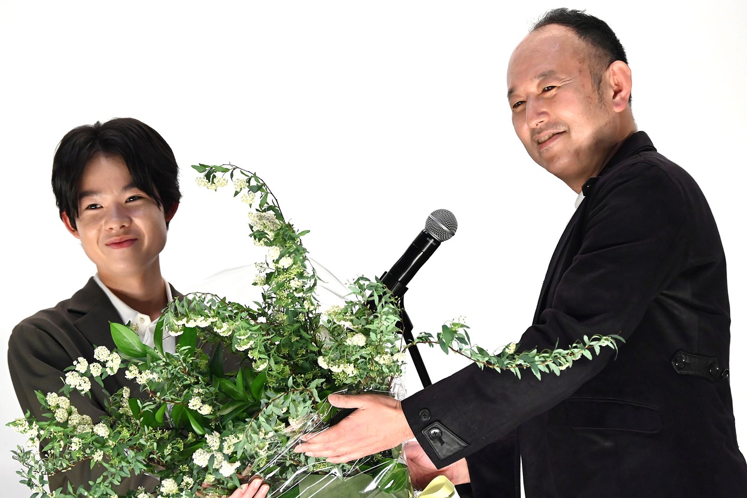 足立紳（右）からコデマリの花束をもらった田代輝（左）。花言葉は「優雅・上品・友情」。