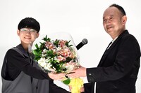 足立紳（右）からアルストロメリアの花束をもらった松藤史恩（左）。花言葉は「未来への憧れ」。