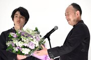 足立紳（右）からストックの花束をもらった岩田奏（左）。花言葉は「見つめる未来」。