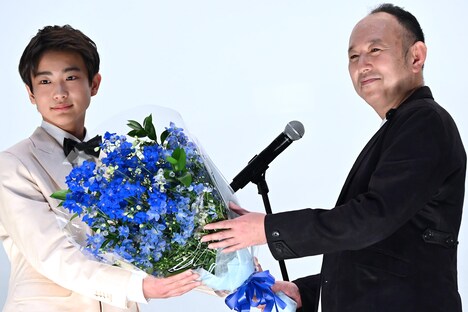 足立紳（右）からデルフィニウムの花束をもらった蒼井旬（左）。花言葉は「高貴」。
