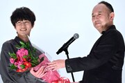 足立紳（右）からガーベラの花束をもらった坂元愛登（左）。花言葉は「常に前進」。