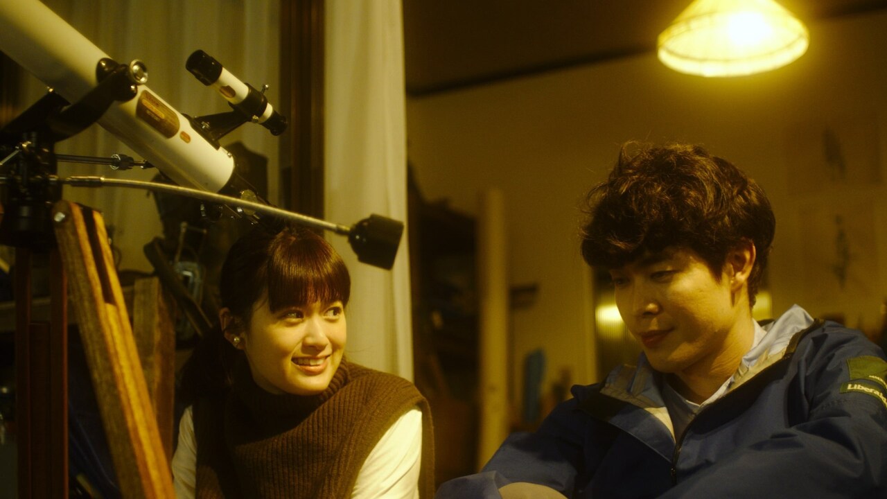 宮沢氷魚がアパートの壁に絵を描く「はざまに生きる、春」メイキング映像