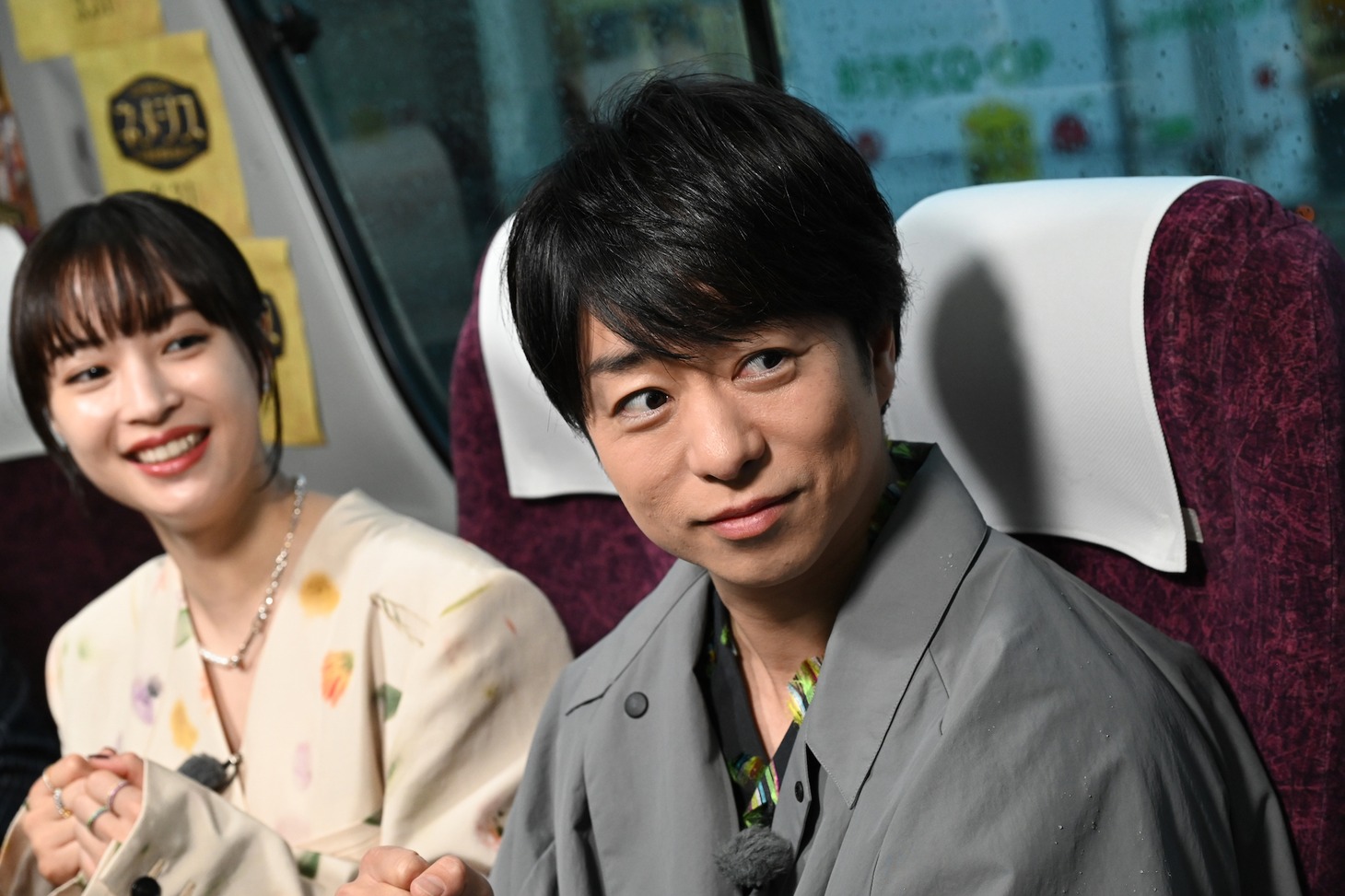 左から広瀬すず、櫻井翔。