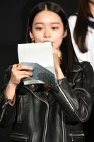 伊澤彩織からの手紙を読む高石あかり。