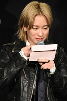 高石あかりからの手紙を読む伊澤彩織。