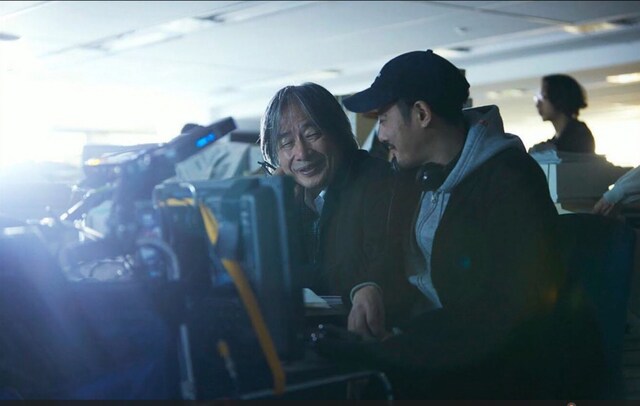 左から河村光庸、藤井道人。