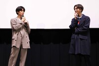 左から萩原利久、八木勇征。