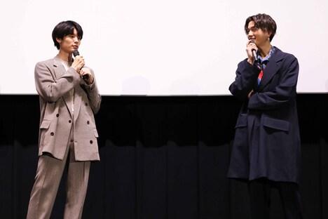 左から萩原利久、八木勇征。