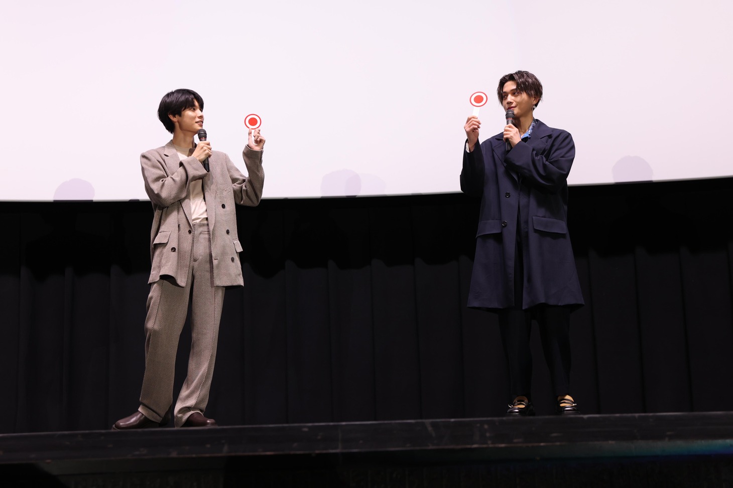 左から萩原利久、八木勇征。