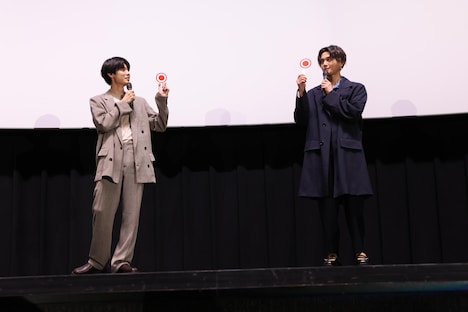 左から萩原利久、八木勇征。