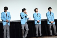 自己紹介で唐突に一発ギャグを繰り出す野口友輔（中央左）と、驚きながら笑う登壇者たち。