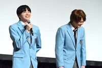 森下紫温（左）から「かっこいいなあと思った」と言われ、照れる加藤大悟（右）。