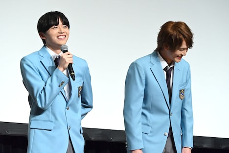 森下紫温（左）から「かっこいいなあと思った」と言われ、照れる加藤大悟（右）。