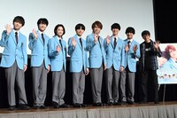 「タクミくんシリーズ 長い長い物語の始まりの朝。」完成上映イベントにて、左から永島龍之介、野口友輔、中山咲月、森下紫温、加藤大悟、高橋璃央、植村颯太、横井健司。