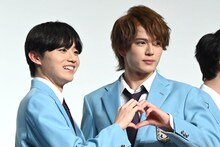 ハートを作る森下紫温（左）と加藤大悟（右）。