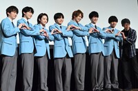 ハートを作る登壇者たち。