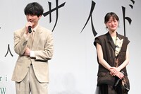 左から坂口健太郎、市川実日子。
