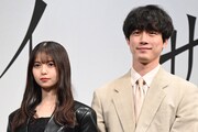 左から齋藤飛鳥、坂口健太郎。