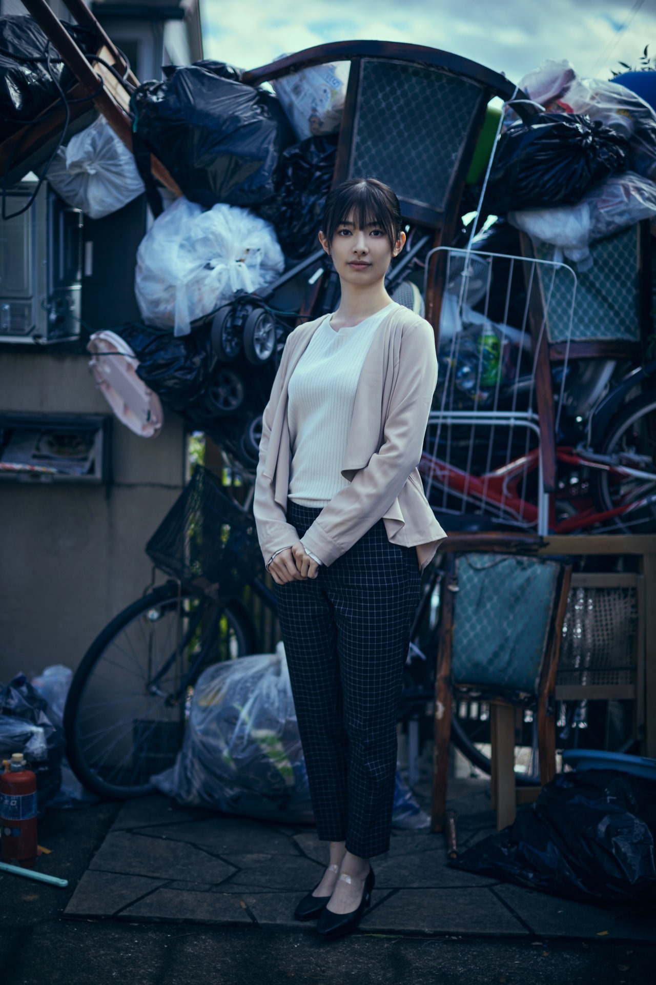 岸田万莉子役の武藤十夢。