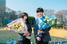 「交換ウソ日記」クランクアップ時の写真。左から桜田ひより、高橋文哉。