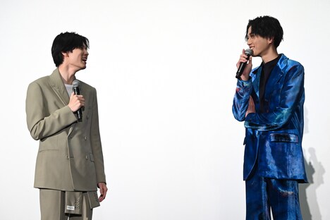 左から萩原利久、八木勇征。