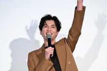 ライブビューイングで観ている地元宮城県の観客に手を振る渡邊圭祐。