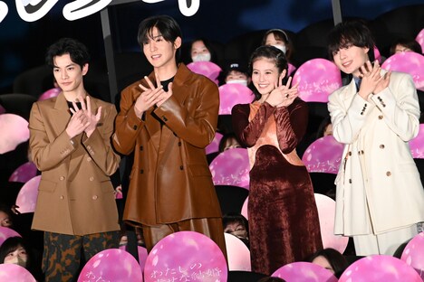 「わたしの幸せな結婚」大ヒット御礼舞台挨拶の様子。左から渡邊圭祐、目黒蓮、今田美桜、大西流星。