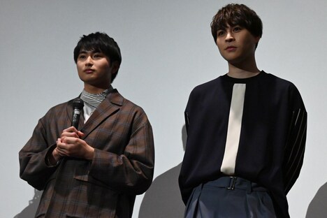 左から平野宏周、西銘駿。