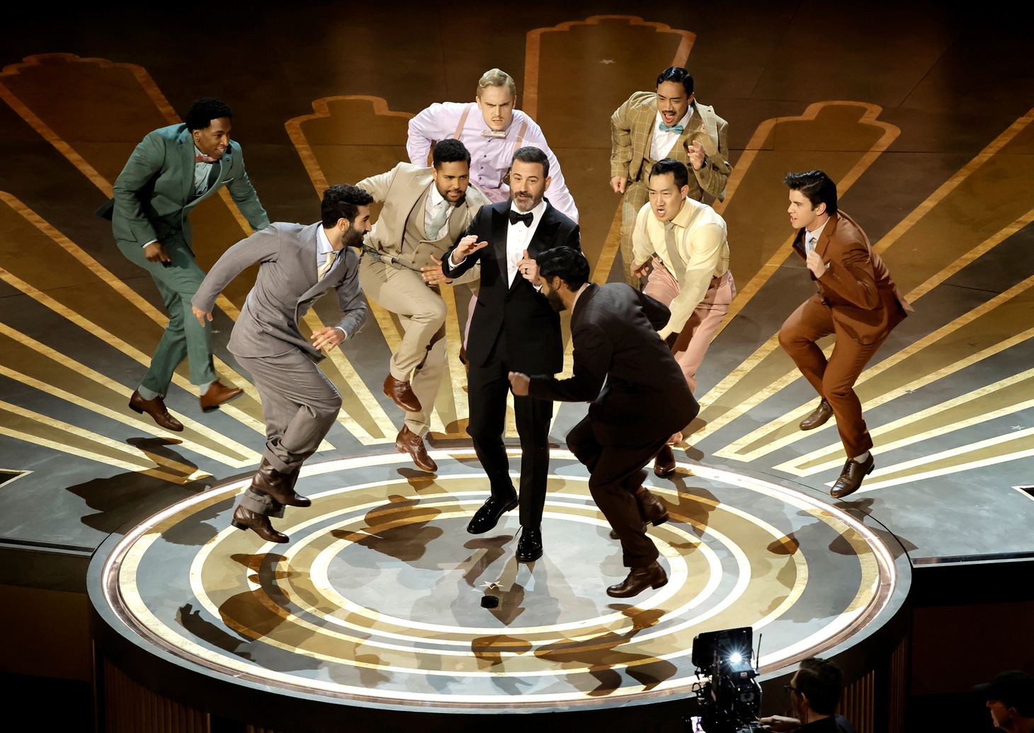 「Naatu Naatu」を踊るダンサーたちに囲まれるジミー・キンメル（写真提供：Getty Images）。